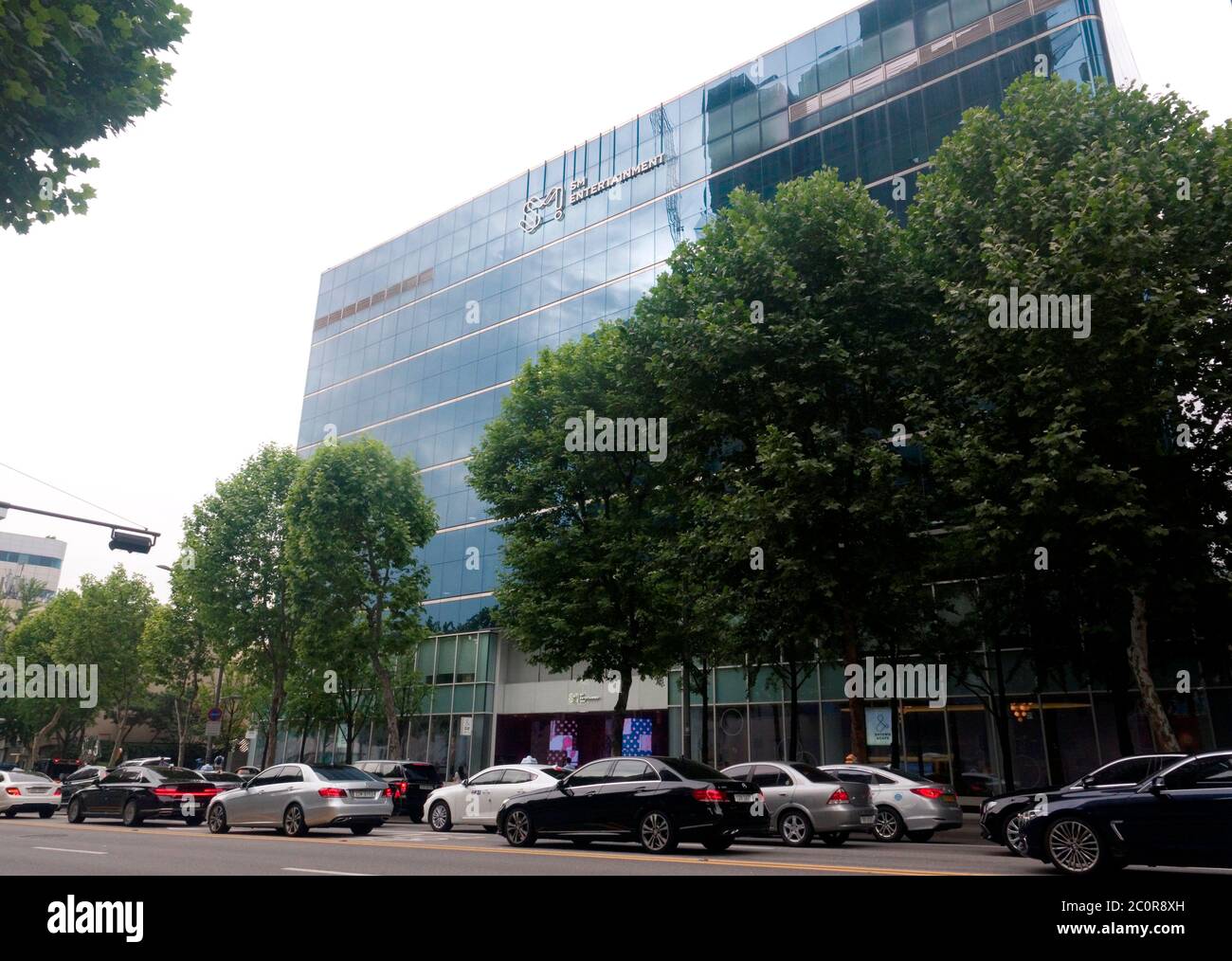 SM Entertainment, 12 giugno 2020 : la sede di SM Entertainment a Cheongdam-dong del distretto di Gangnam a Seoul, Corea del Sud. SM Entertainment, la più grande etichetta K-pop della Corea del Sud, è stata fondata dall'ex cantante Lee Soo-Man nel 1995 ed è sede di importanti artisti K-pop. Credit: Lee Jae-Won/AFLO/Alamy Live News Foto Stock