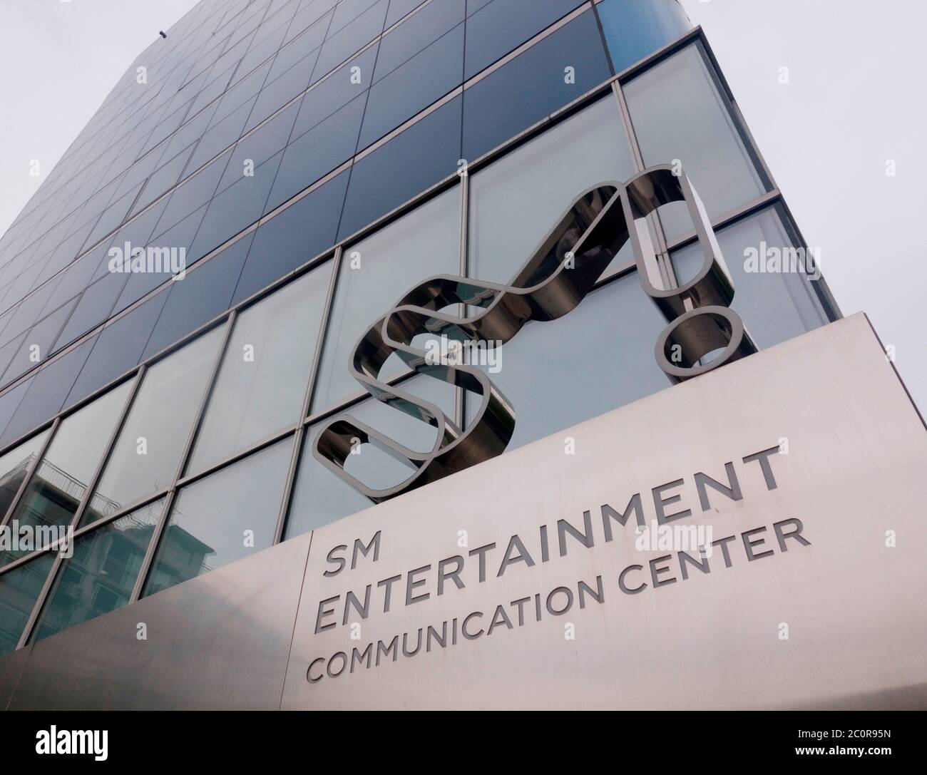 SM Entertainment, 12 giugno 2020 : la sede di SM Entertainment a Cheongdam-dong del distretto di Gangnam a Seoul, Corea del Sud. SM Entertainment, la più grande etichetta K-pop della Corea del Sud, è stata fondata dall'ex cantante Lee Soo-Man nel 1995 ed è sede di importanti artisti K-pop. Credit: Lee Jae-Won/AFLO/Alamy Live News Foto Stock