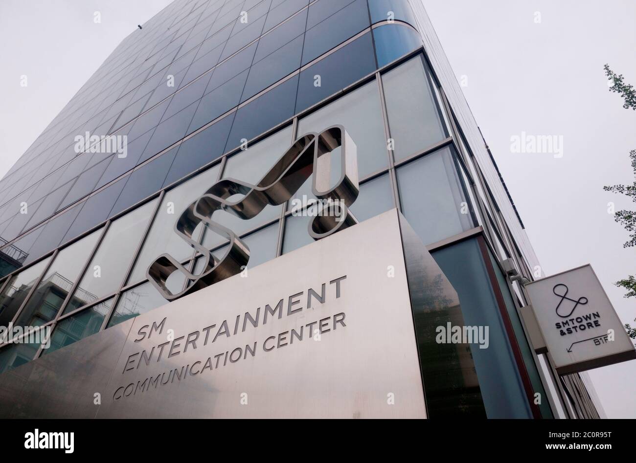 SM Entertainment, 12 giugno 2020 : la sede di SM Entertainment a Cheongdam-dong del distretto di Gangnam a Seoul, Corea del Sud. SM Entertainment, la più grande etichetta K-pop della Corea del Sud, è stata fondata dall'ex cantante Lee Soo-Man nel 1995 ed è sede di importanti artisti K-pop. Credit: Lee Jae-Won/AFLO/Alamy Live News Foto Stock