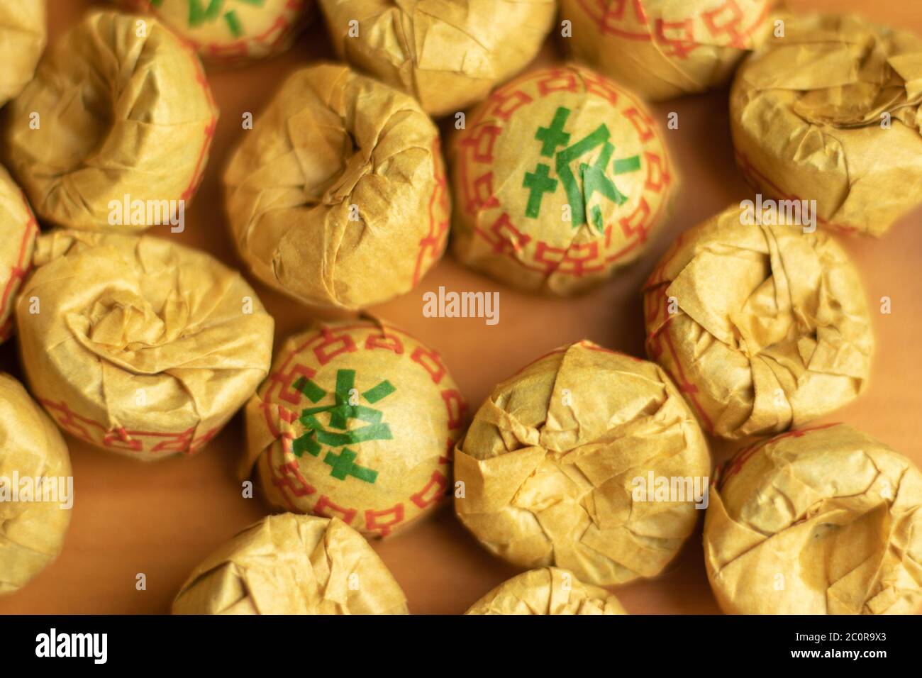 Tisane cinese puer nero tè pacchetti pezzi sfondo vista dall'alto. Foto Stock