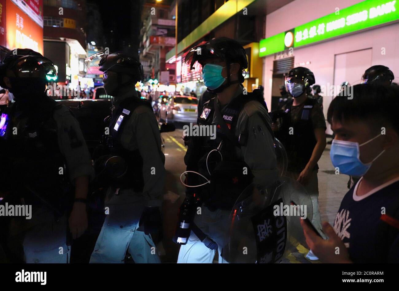 Hong Kong, CINA. 12 giugno 2020. Polizia di Riot pattuglia la strada di Mong Kok la sera del primo anniversario di Anti-estradizione Legge PROTESTA.June-12, 2020 Hong Kong.ZUMA/Liau Chung-ren Credit: Liau Chung-ren/ZUMA Wire/Alamy Live News Foto Stock
