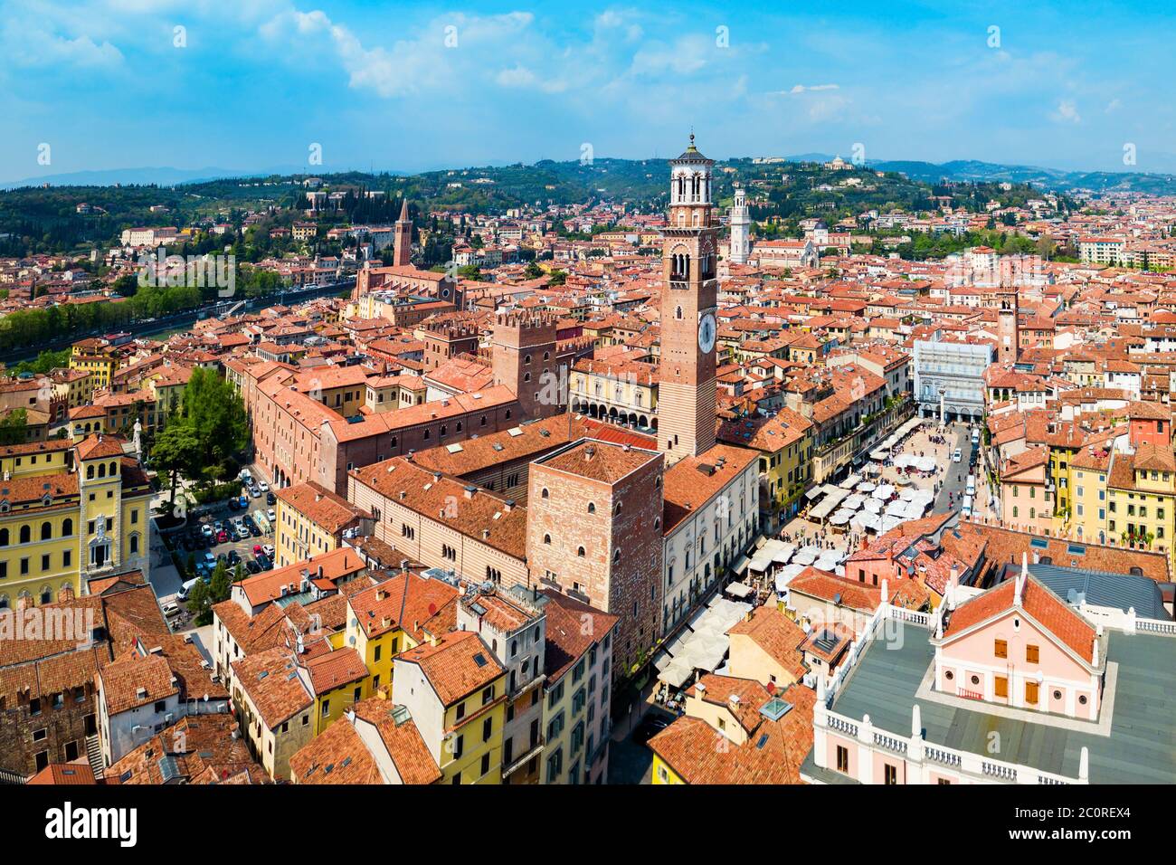 Torre dei Lamberti antenna vista panoramica. Torre dei Lamberti tower è in Piazza Piazza delle Erbe di Verona, regione Veneto (Italia). Foto Stock