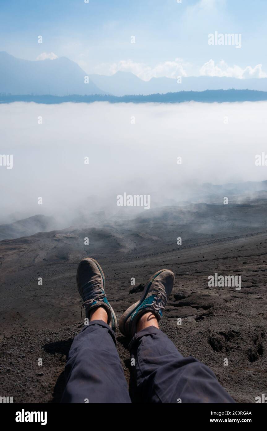 Piedi con scarpe in lamiera anteriore del fumo di nebbia o foschia Foto Stock