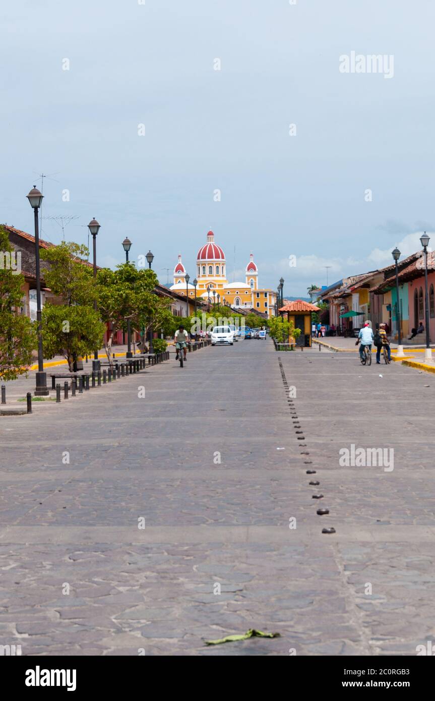 Via che conduce alla Cattedrale di Granada in Nicaragua Foto Stock