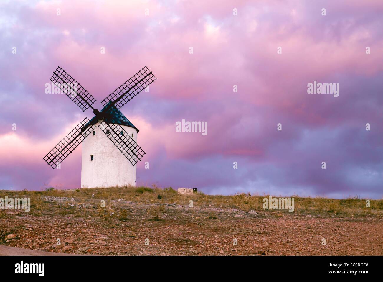 Vecchi mulini a vento a la Mancha, Spagna Foto Stock