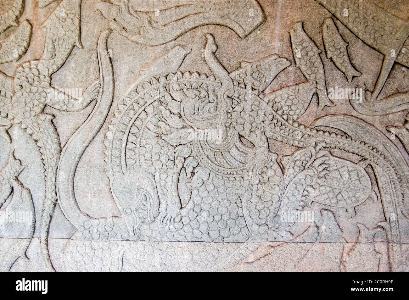 Antica scultura in Kymer della creazione del mondo con dio che combatte i demoni UN Leone cinese sta combattendo un coccodrillo. Zaffa dell'oceano di gall di latte Foto Stock