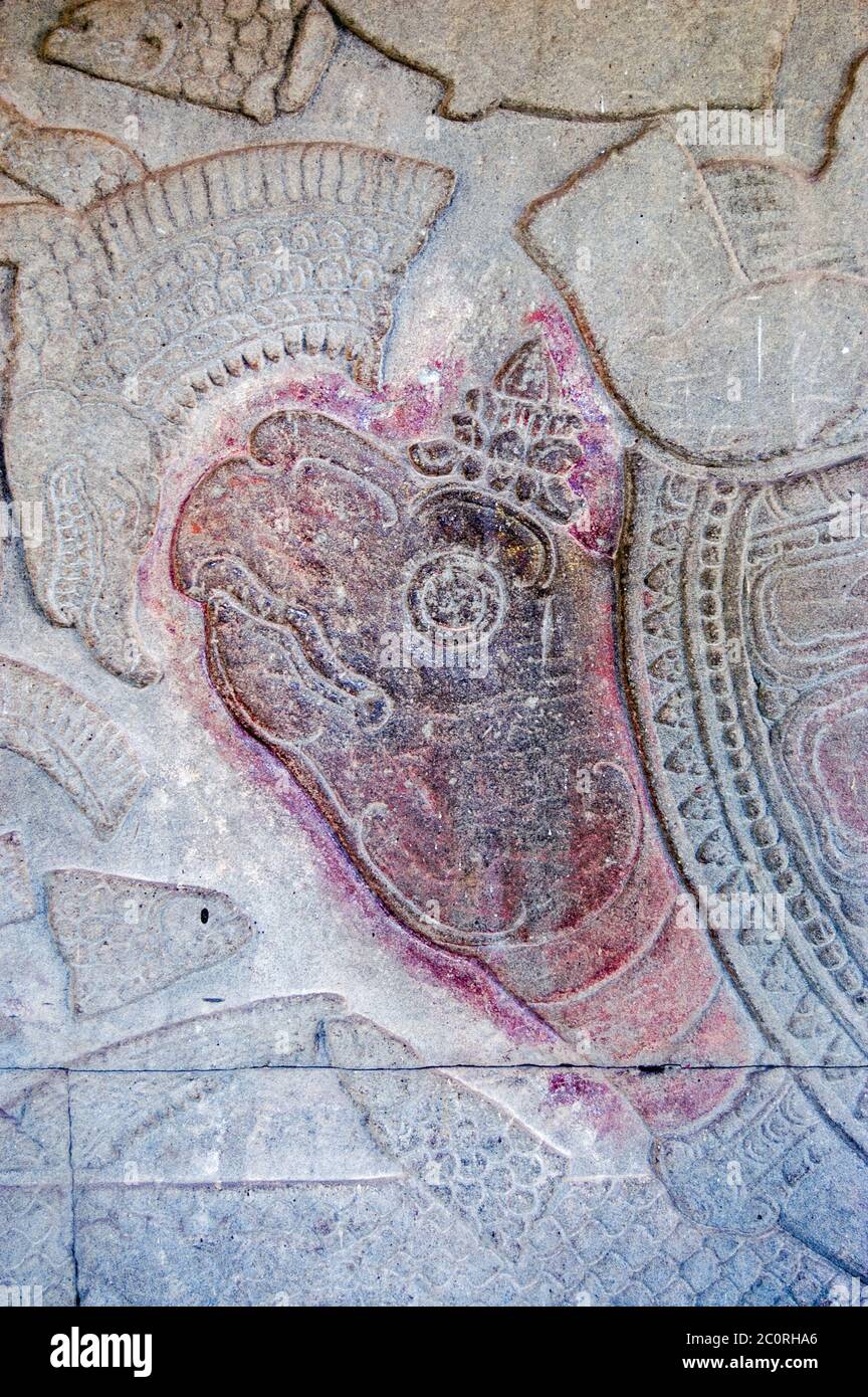 Antica scultura Khmer del dio indù Vishnu sotto forma di tartaruga. Parte della zangolatura dell'Oceano del latte raffigurata a Angkor Wat T. Foto Stock