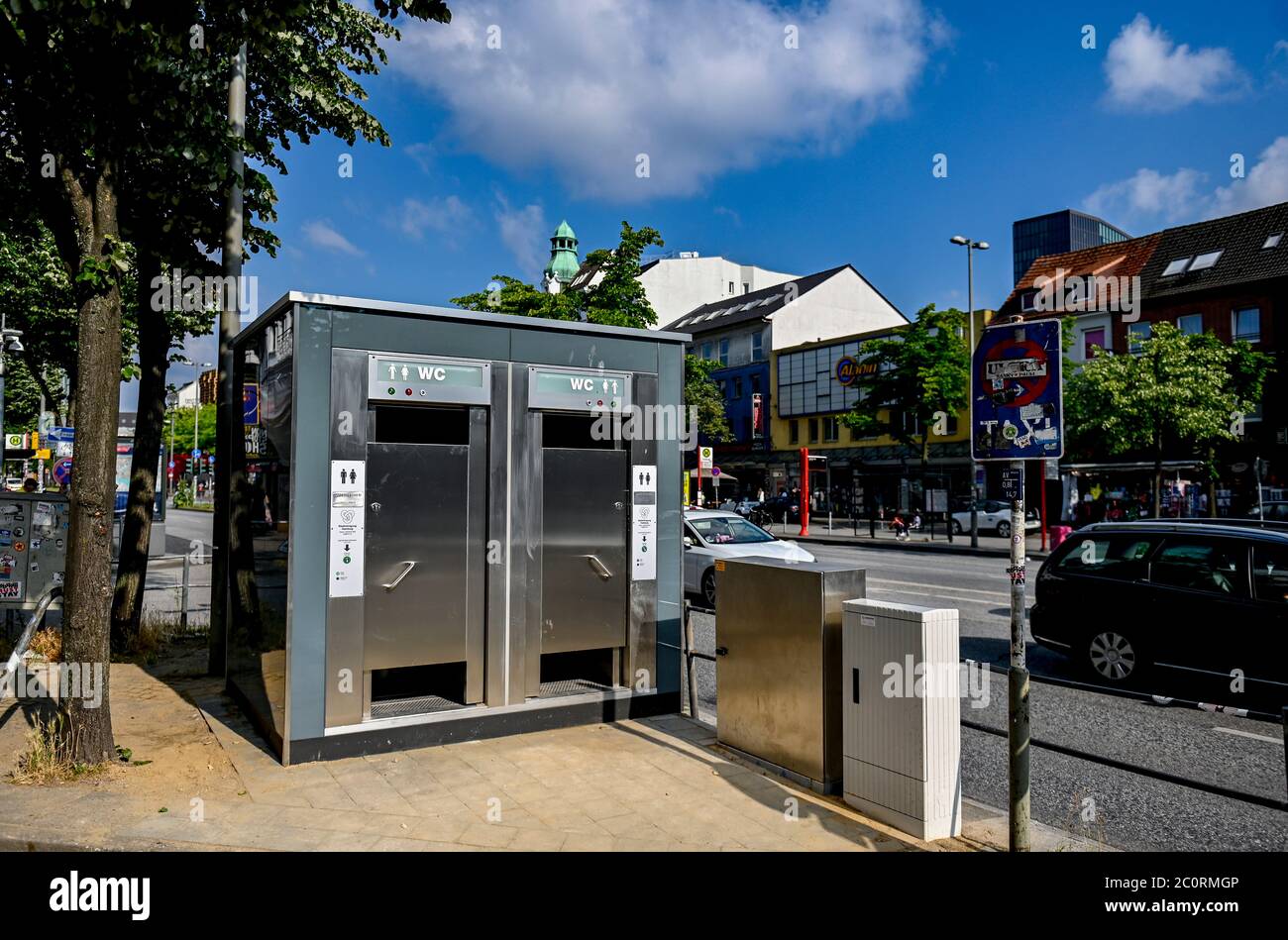 Amburgo, Germania. 12 giugno 2020. Un bagno non-sisex si trova sul lato della strada del Reeperbahn. I servizi igienici sono adatti a tutti i generi e gratuitamente. Credit: Axel Heimken/dpa/Alamy Live News Foto Stock