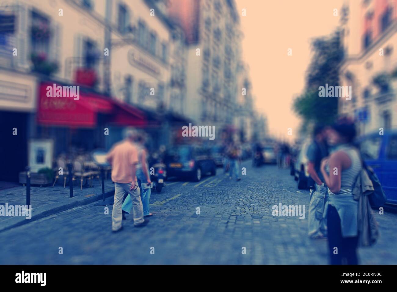 Sfondo astratto. Boulevard Montmartre a Parigi - filtro di sfocatura effetto zoom radiale applicato, con instagram l vintage Foto Stock