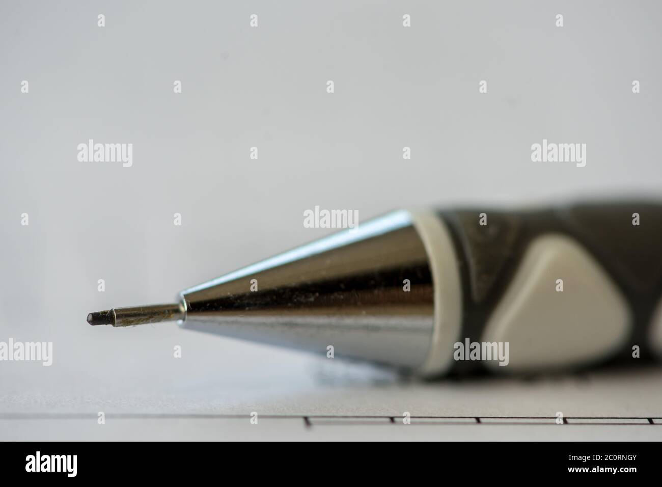 Primo piano di una matita meccanica. Strumenti di architetto. Messa a fuoco selettiva. Foto Stock