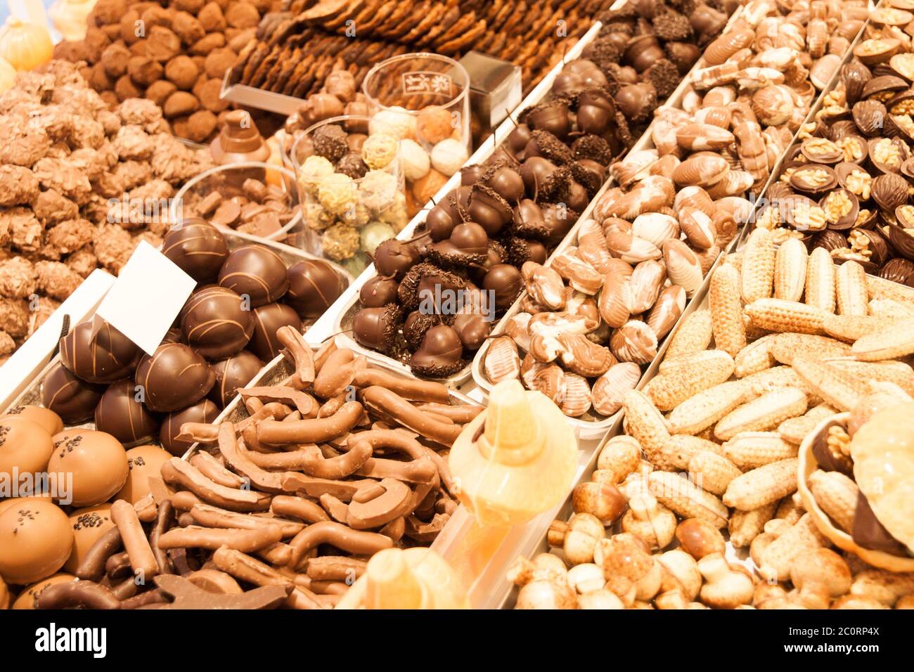 Nel negozio c'erano molte praline di cioccolato. Foto Stock