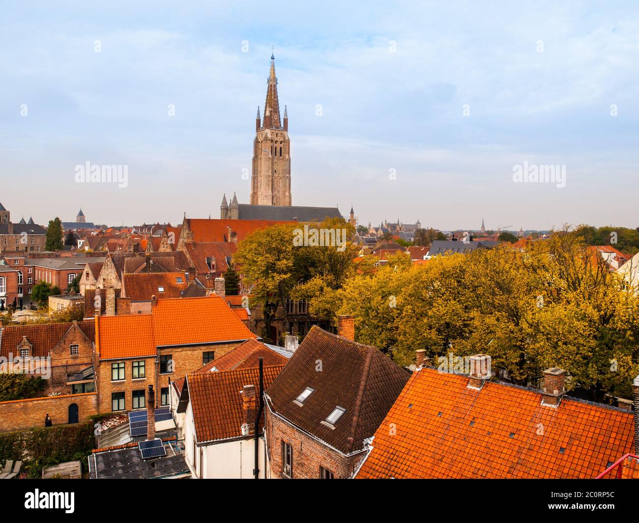 La torre gotica della Chiesa di nostra Signora di Bruges è la seconda torre in mattoni più alta del mondo. Foto Stock