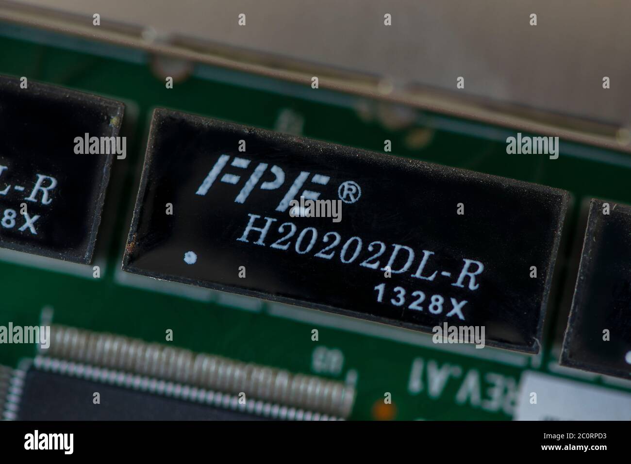 TIMISOARA, ROMANIA - 10 NOVEMBRE 2019: Primo piano di un modulo trasformatore FPE H202DL-R 10/100 base-T. Componenti elettronici Foto Stock