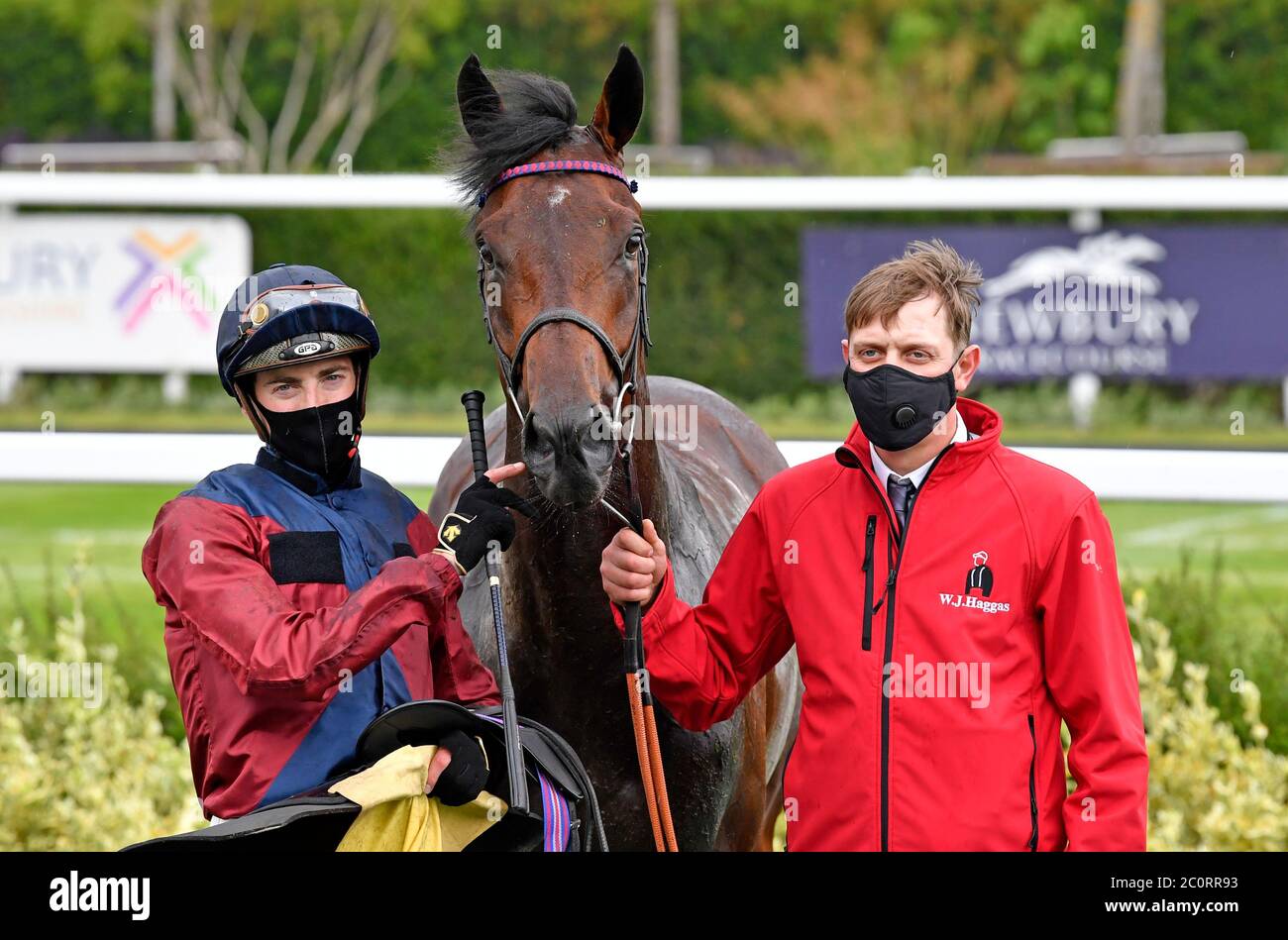 Johan e James Doyle dopo aver vinto la IT's Not Rocket Science con MansionBet handicap all'ippodromo di Newbury. Foto Stock