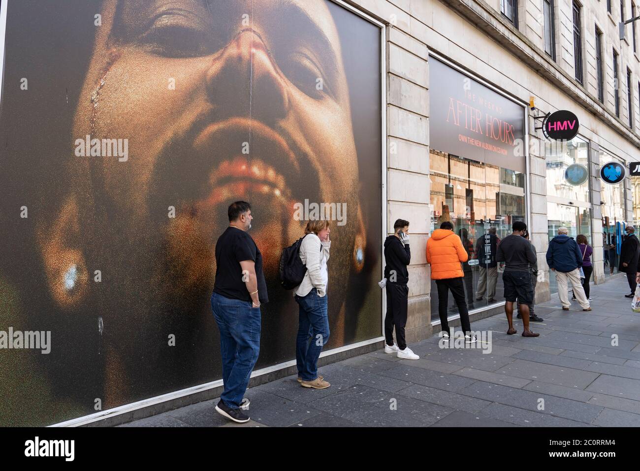 Glasgow, Scozia, Regno Unito. 12 giugno 2020. Vista delle persone che si accingono ad entrare in Barclays Bank su Argyle Street nel centro di Glasgow. Anche se i negozi possono riaprire in Inghilterra la prossima settimana, in Scozia il blocco non è stato rilassato così rapidamente con diverse settimane di restrizioni in più. I negozi e le aziende rimangono chiusi e le strade sono molto tranquille. Iain Masterton/Alamy Live News Foto Stock