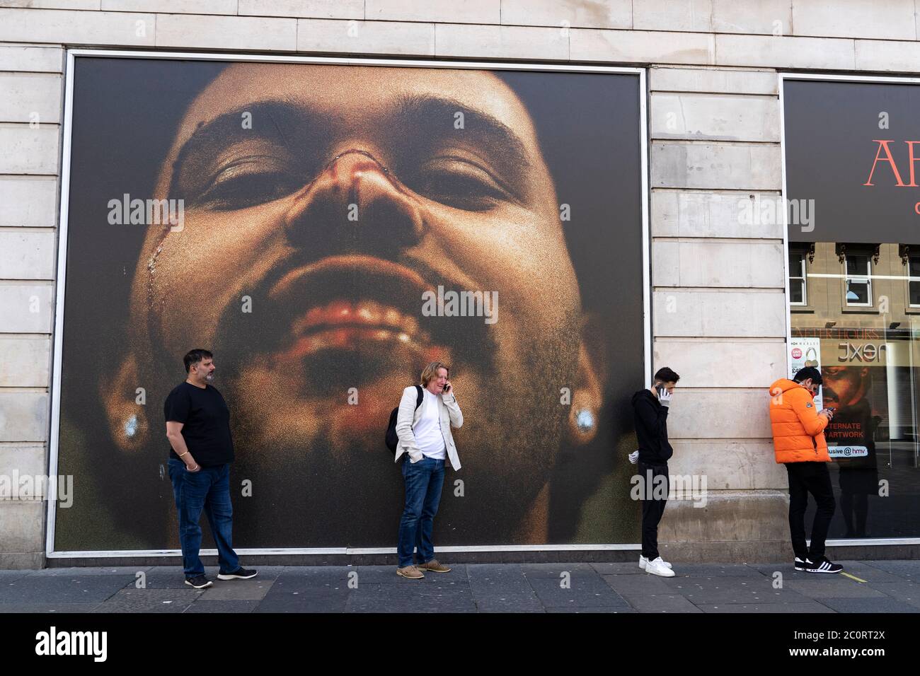 Glasgow, Scozia, Regno Unito. 12 giugno 2020. Vista delle persone che si accingono ad entrare in Barclays Bank su Argyle Street nel centro di Glasgow. Anche se i negozi possono riaprire in Inghilterra la prossima settimana, in Scozia il blocco non è stato rilassato così rapidamente con diverse settimane di restrizioni in più. I negozi e le aziende rimangono chiusi e le strade sono molto tranquille. Iain Masterton/Alamy Live News Foto Stock