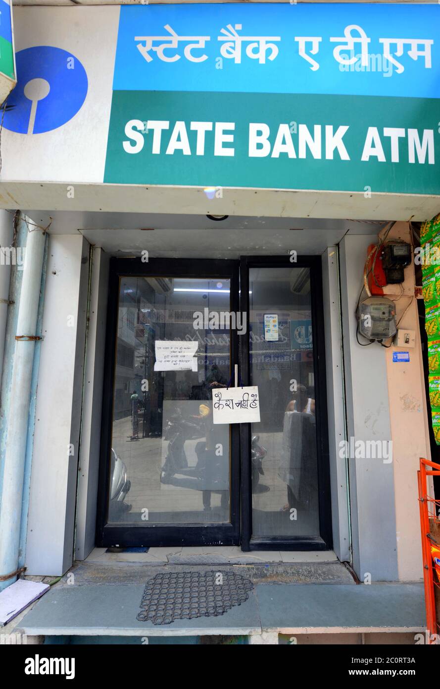 Beawar, Rajasthan, India - 12 giugno 2020: Una macchina ATM senza contanti della Banca di Stato dell'India (SBI) vicino alla filiale principale, dove quattro funzionari è stato trovato coronavirus positivo, durante la quinta fase di blocco in corso a livello nazionale COVID-19 a Beawar. Un avviso che informa i clienti della chiusura temporanea della banca è affisso sulla porta d'ingresso. L'India ha riportato più di tre casi di lakh del coronavirus altamente infettivo. I casi COVID-19 continuano ad aumentare in tutto il paese. Credit: Sumit Saraswat/Alamy Live News Foto Stock