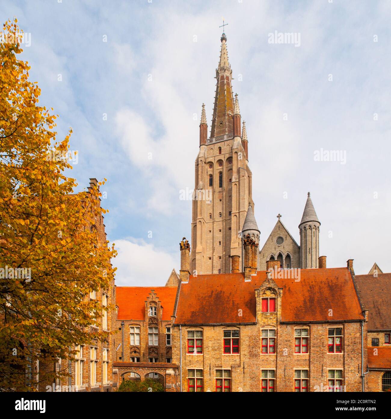 La torre gotica della Chiesa di nostra Signora di Bruges è la seconda torre in mattoni più alta del mondo. Foto Stock