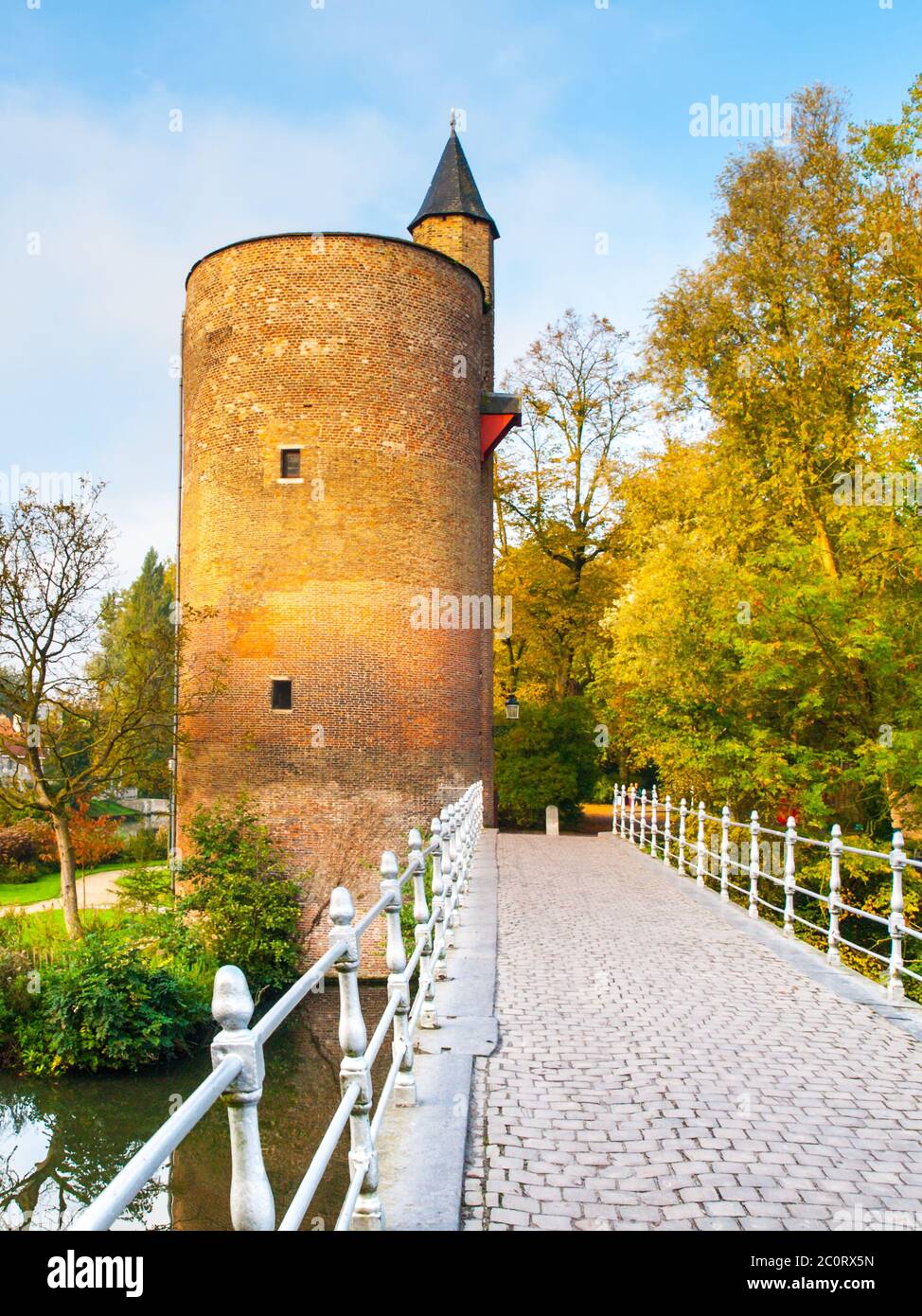 Vecchia torre di pietra sul lago Minnewater, noto anche come lago d'amore, a Bruges, Belgio. Foto Stock