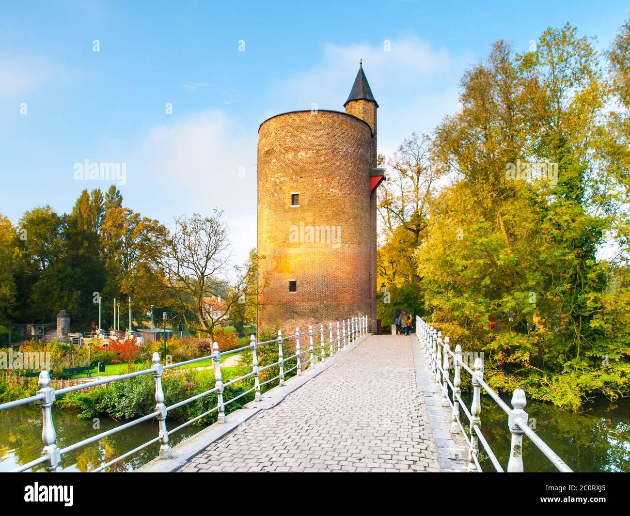 Vecchia torre di pietra sul lago Minnewater, noto anche come lago d'amore, a Bruges, Belgio. Foto Stock