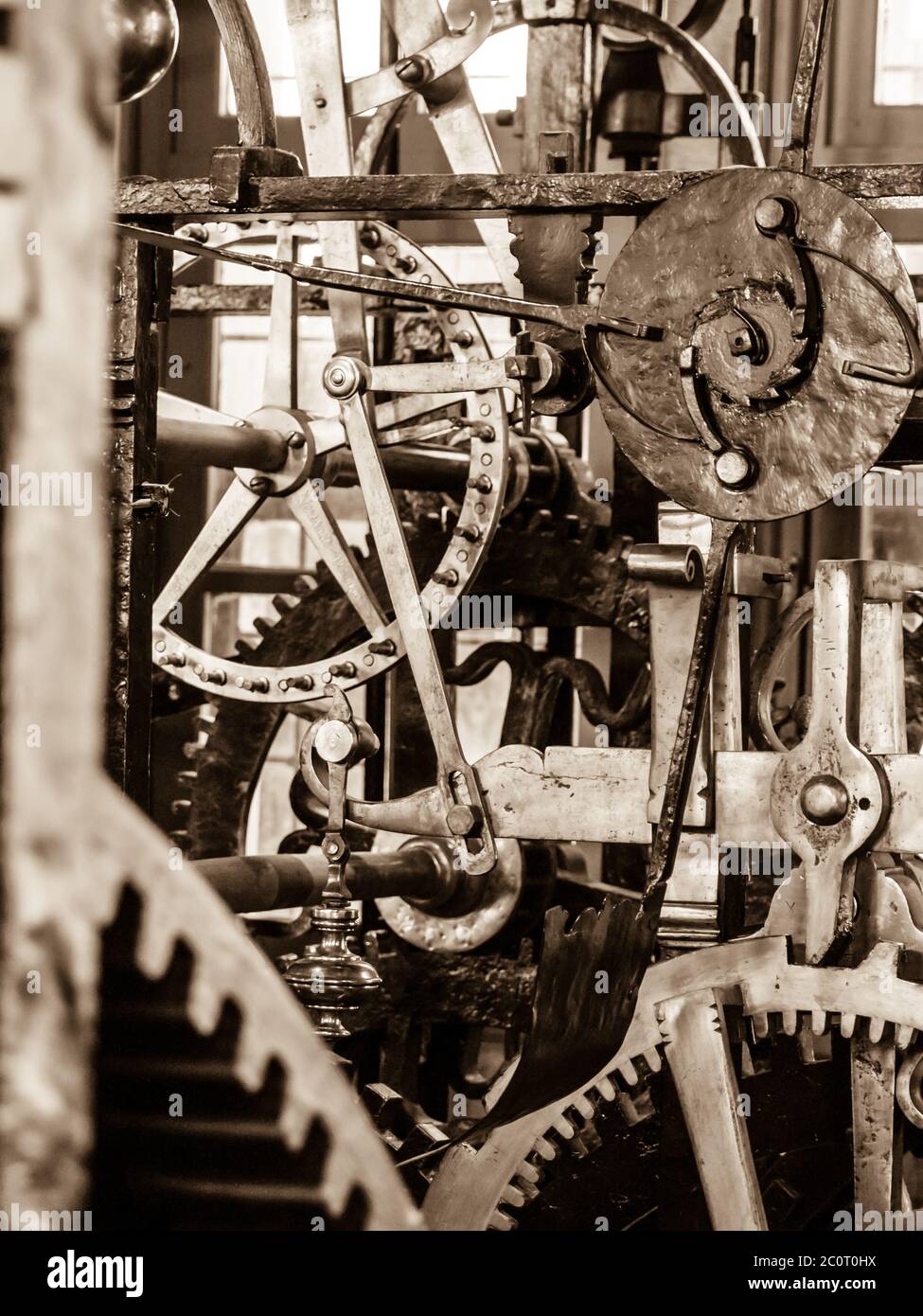 Meccanismo di chiusura. Primo piano vista delle ruote dentate e di altre parti meccaniche dell'orologio a torre d'epoca. Foto Stock