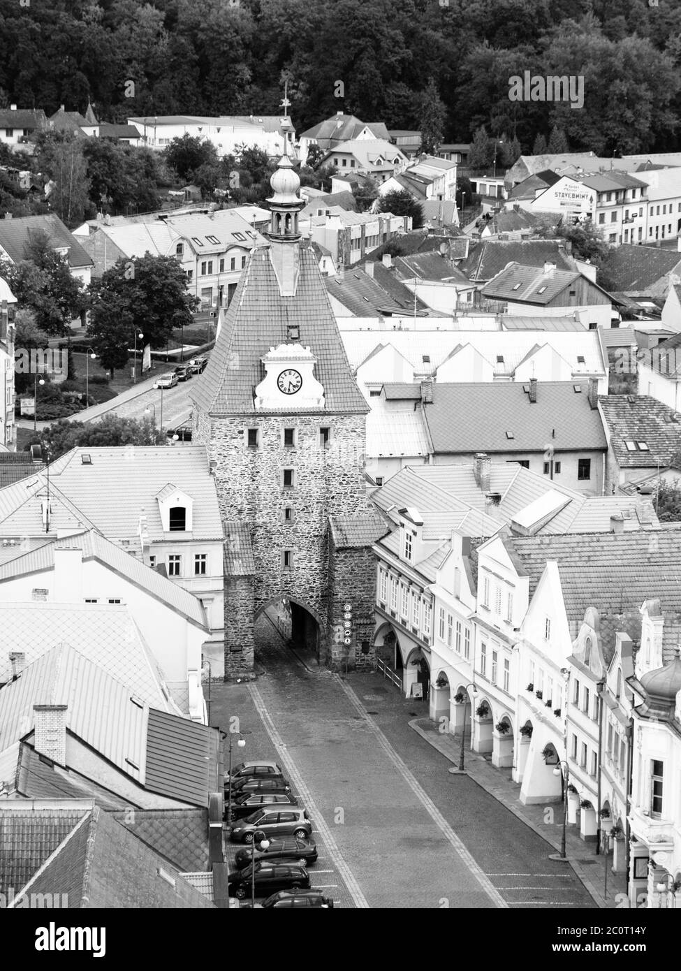 Veduta aerea della porta inferiore gotica a Domazlice, Repubblica Ceca. Immagine in bianco e nero. Foto Stock