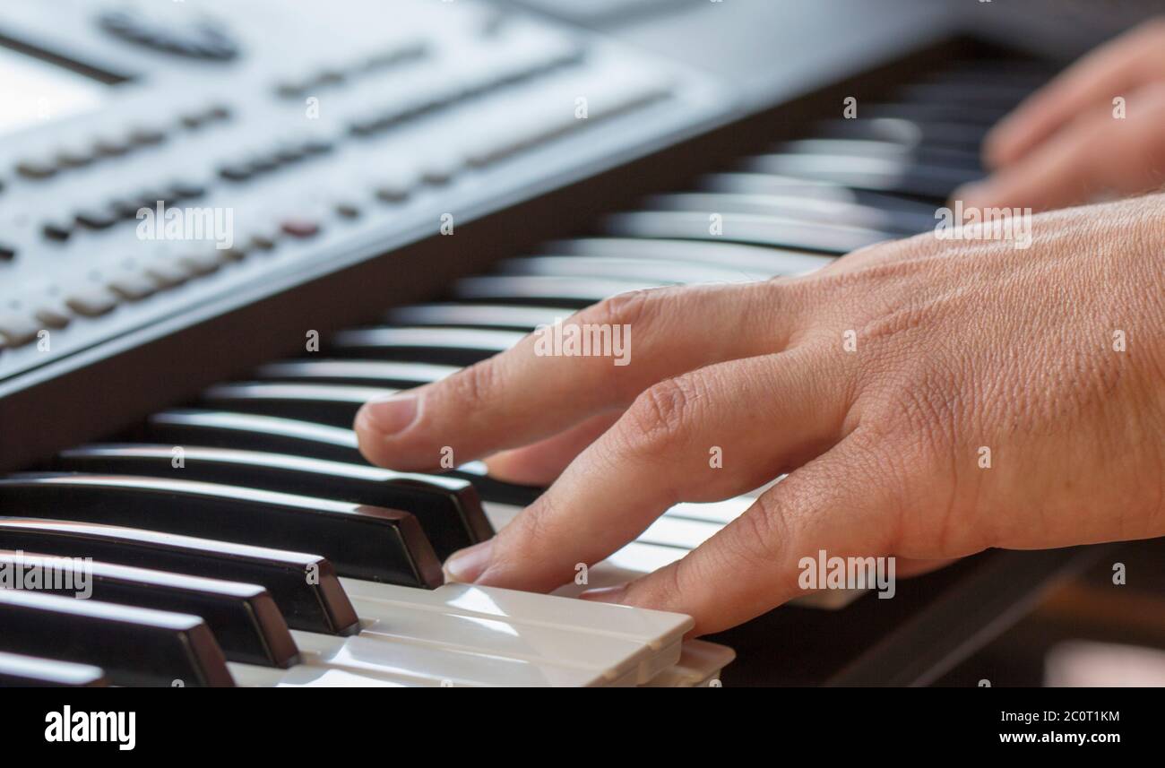Sintetizzatore di tastiera, primo piano di tasti bianchi e neri Foto Stock