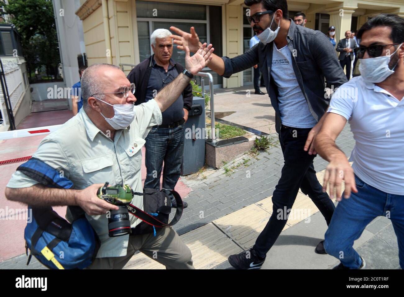 Ankara, Turchia. 12 giugno 2020. La polizia sta impedendo al fotogiornalista di scattare immagini durante la protesta 'non posso respirare' all'ambasciata degli Stati Uniti in Turchia, Ankara, 12 giugno 2020. Manifestanti contro l'assassinio di George Floyd nella polizia di Minneapolis. I manifestanti hanno mostrato la loro solidarietà con il nero? movimento della materia in tempo reale. (Foto di Tunahan Turhan/INA Photo Agency/Sipa USA) Credit: Sipa USA/Alamy Live News Foto Stock