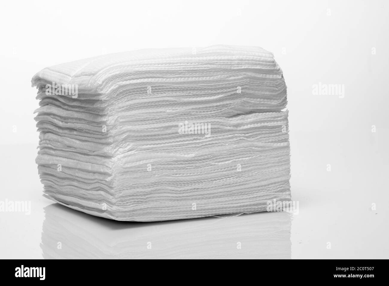Una pila di nuovi tovaglioli di carta bianca su un bianco sfondo Foto Stock