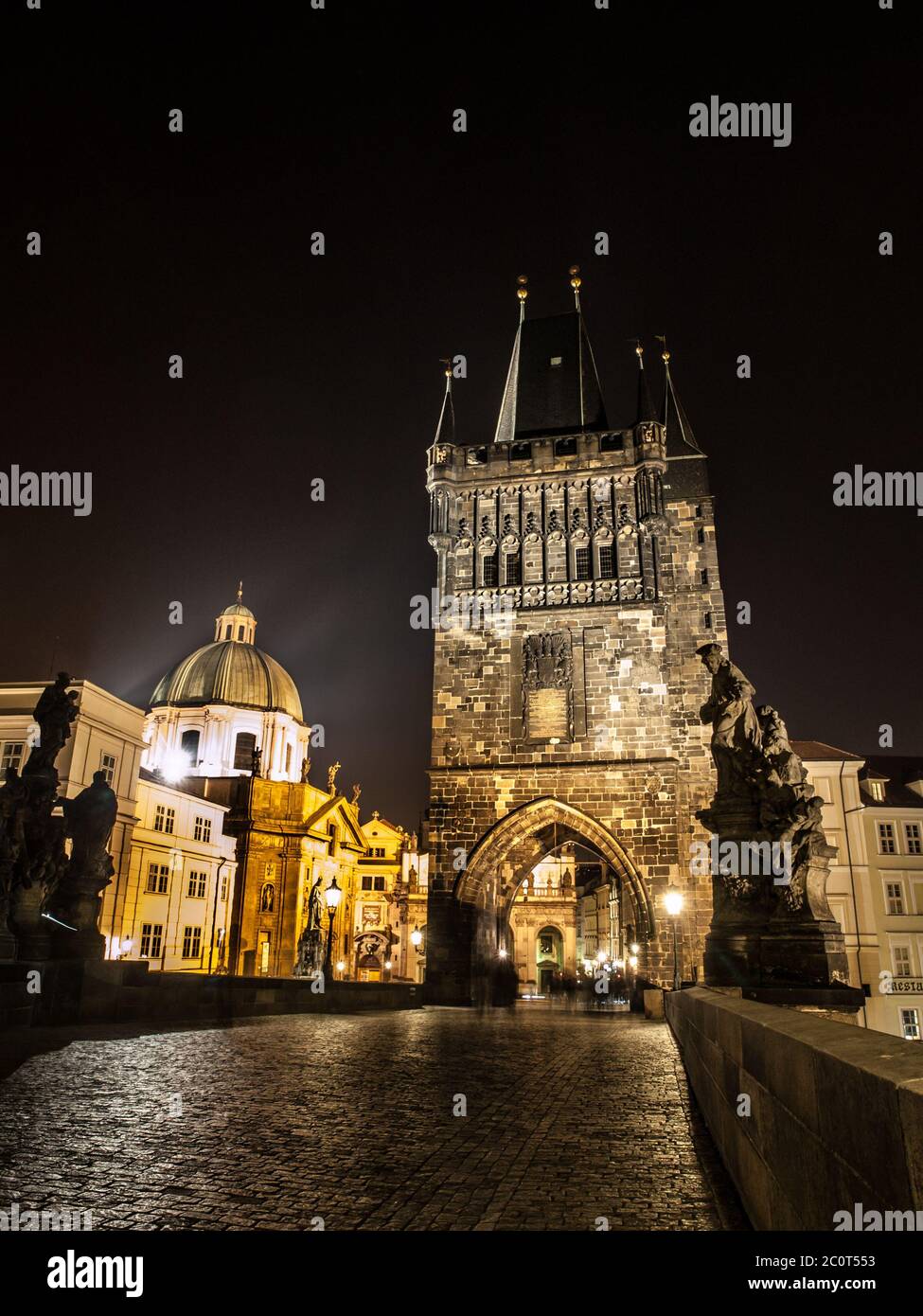 Vista notturna del Ponte Carlo a Praga con la Torre del Ponte della Citta' Vecchia, Repubblica Ceca Foto Stock