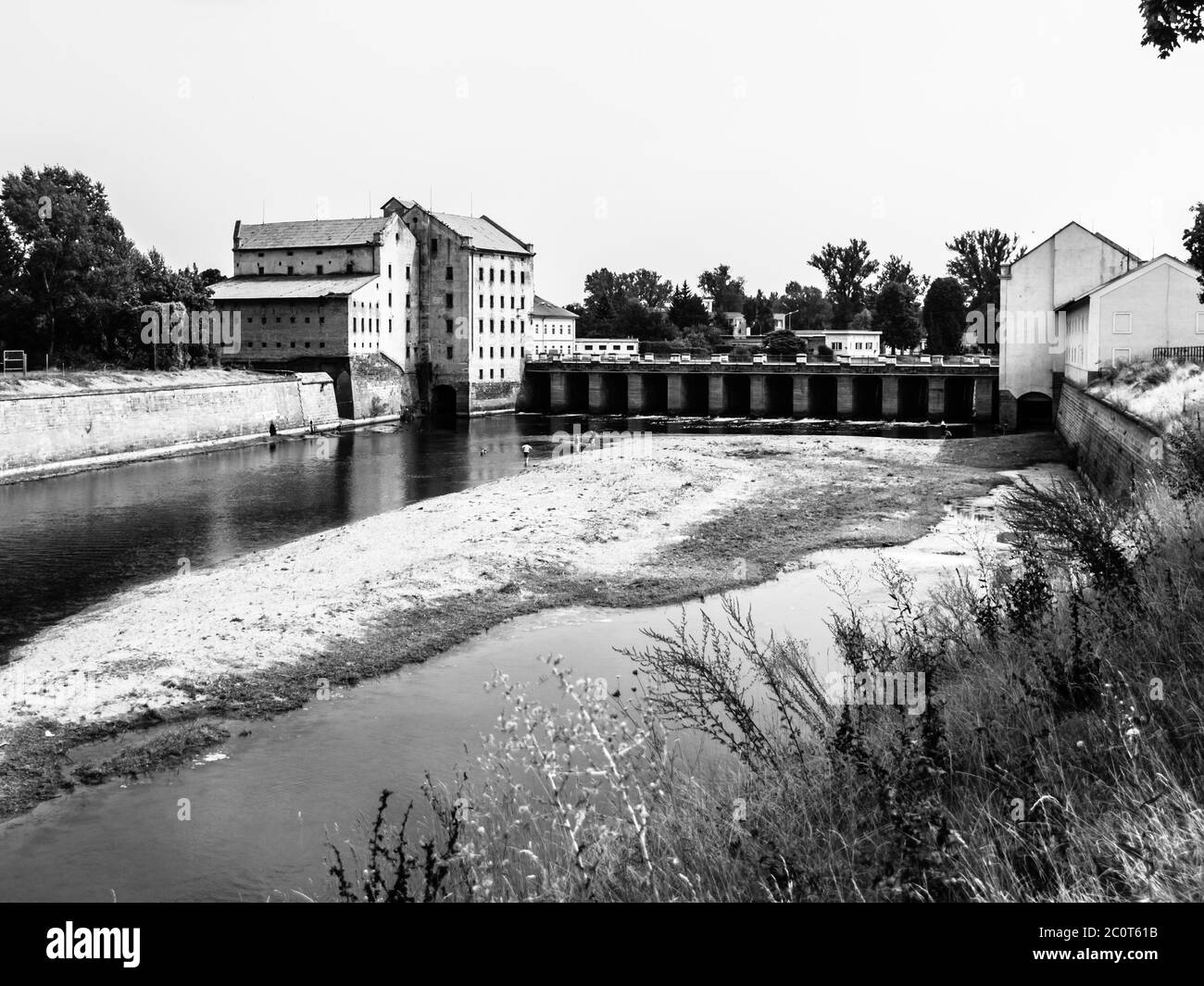 Vecchio mulino sul fiume Ohre a Terezin, Repubblica Ceca. Immagine in bianco e nero Foto Stock