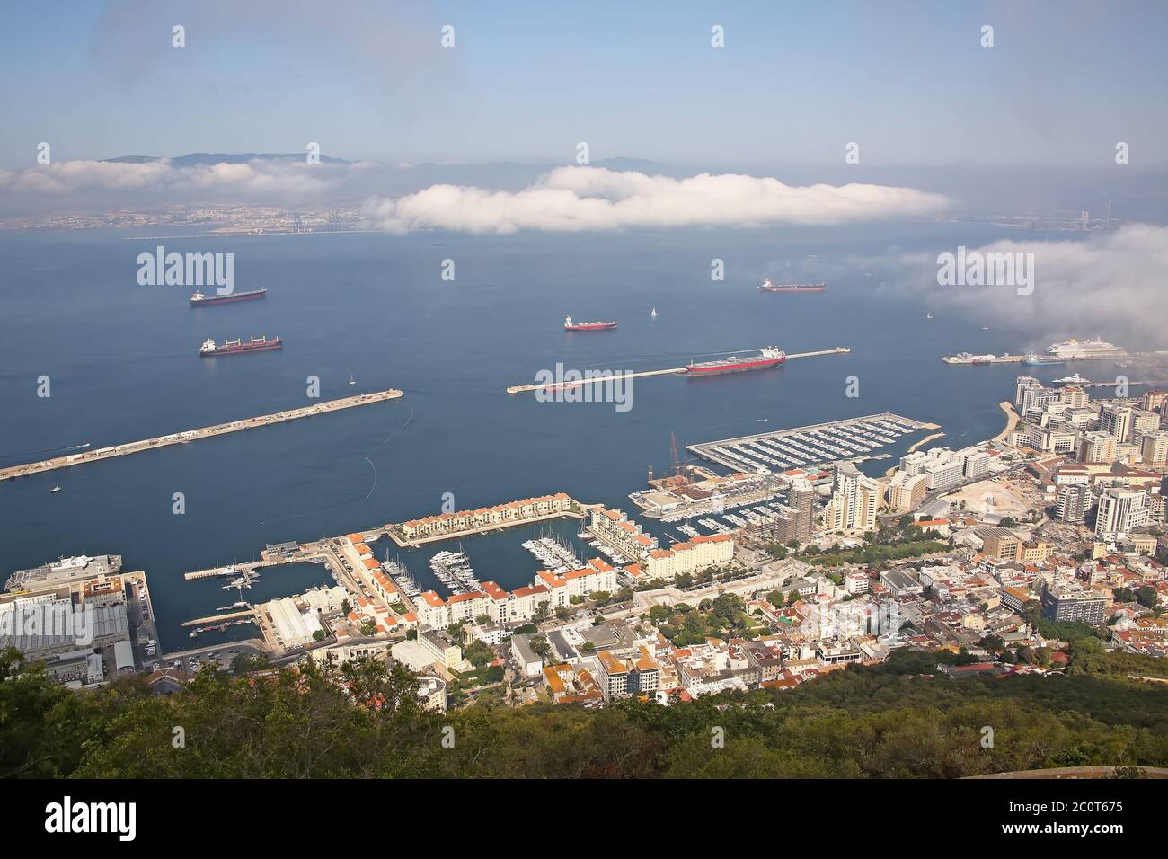 Vista dalla Rocca della città sottostante e anche la costa dell'Africa in lontananza, Gibilterra. Foto Stock