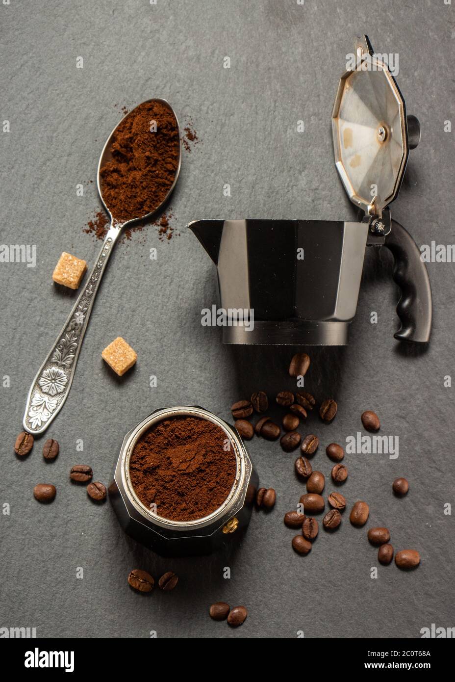 macchina da caffè nera su sfondo di pietra scuro concetto di buona mattina Foto Stock