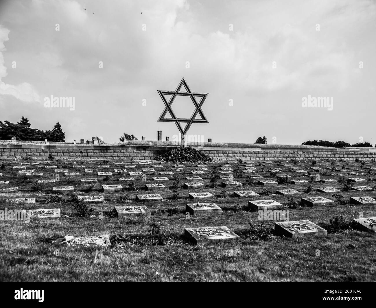 Cimitero vicino alla piccola fortezza di Terezin, Repubblica Ceca, immagine in bianco e nero Foto Stock