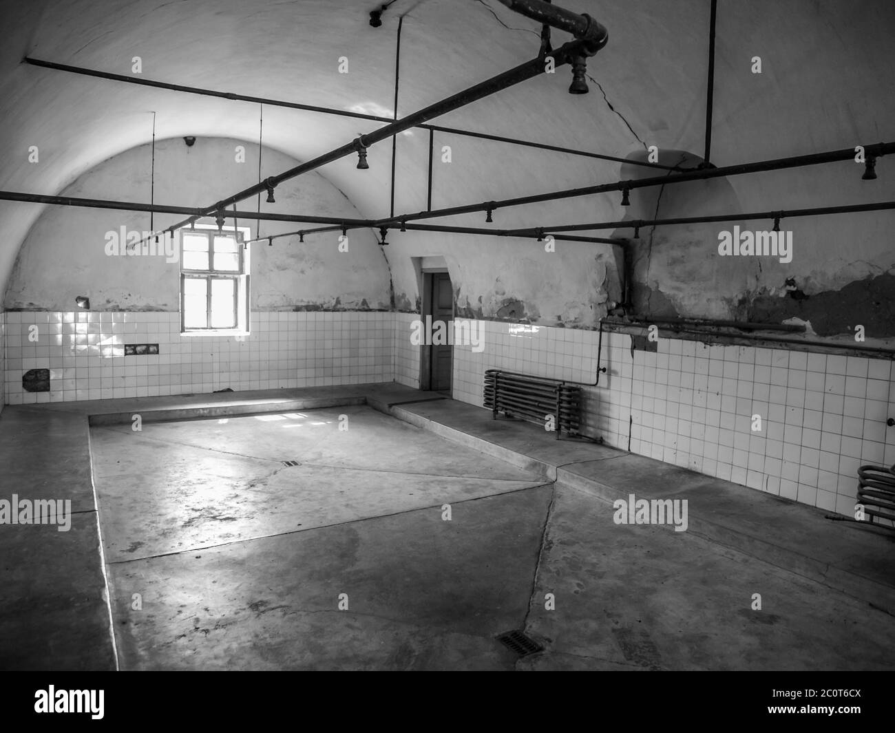 Interno del bagno con doccia in prigione. Immagine in bianco e nero. Foto Stock