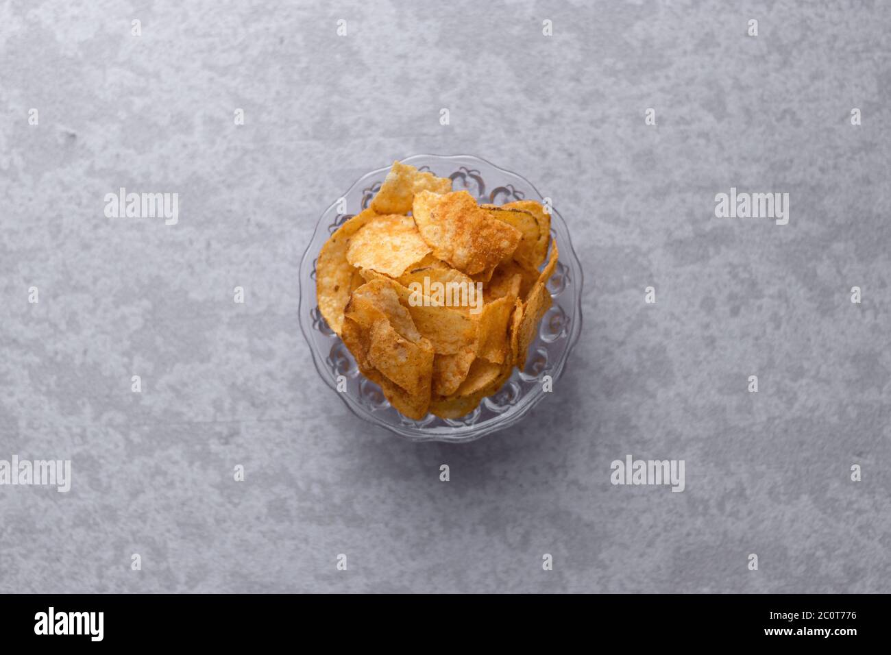 Immagine di stock di patatine fresche con sfondo testurizzato. Foto Stock