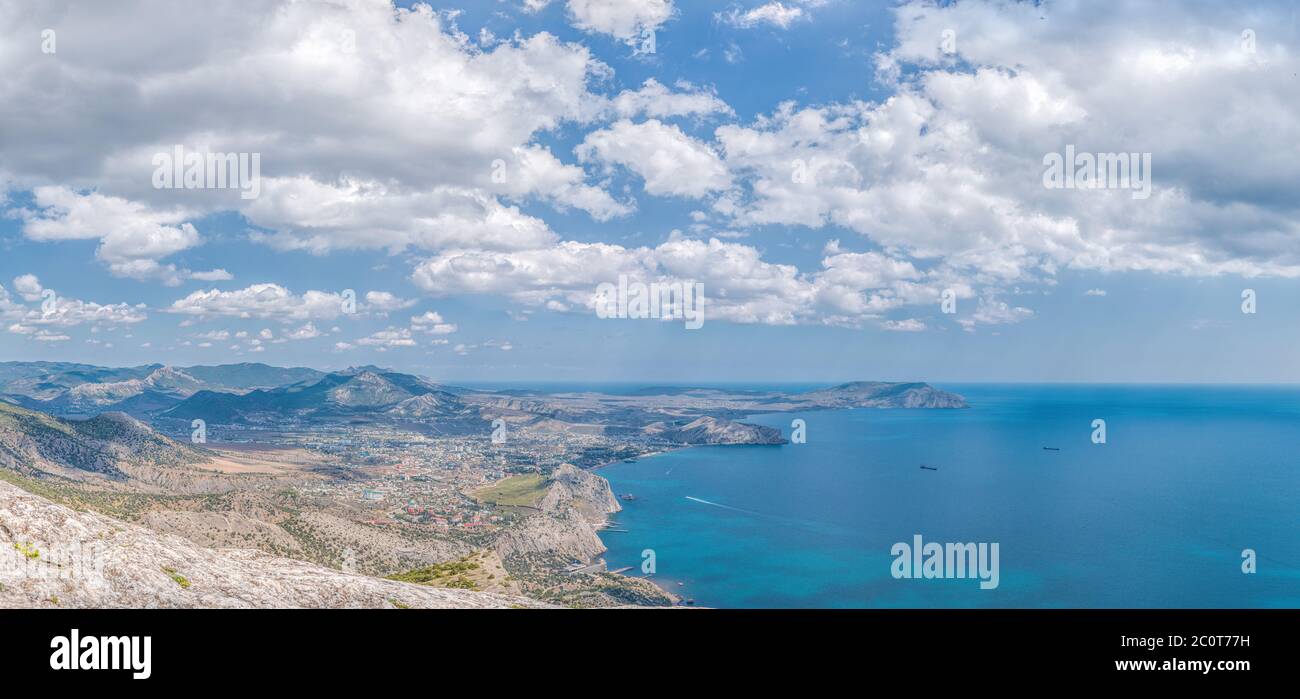 Vista panoramica ad alto angolo verso la città di Sudak, Fortezza dalla cima del Monte Falcon, sentiero ecologico Alchak-Kaya in Crimea. Il concetto di un Foto Stock