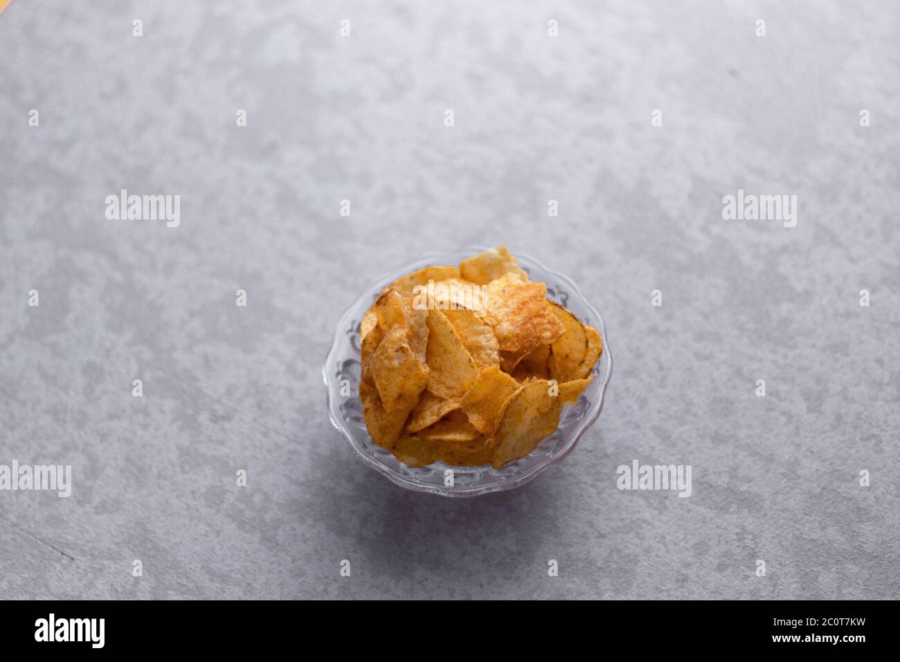 Immagine di stock di patatine fresche con sfondo testurizzato. Foto Stock