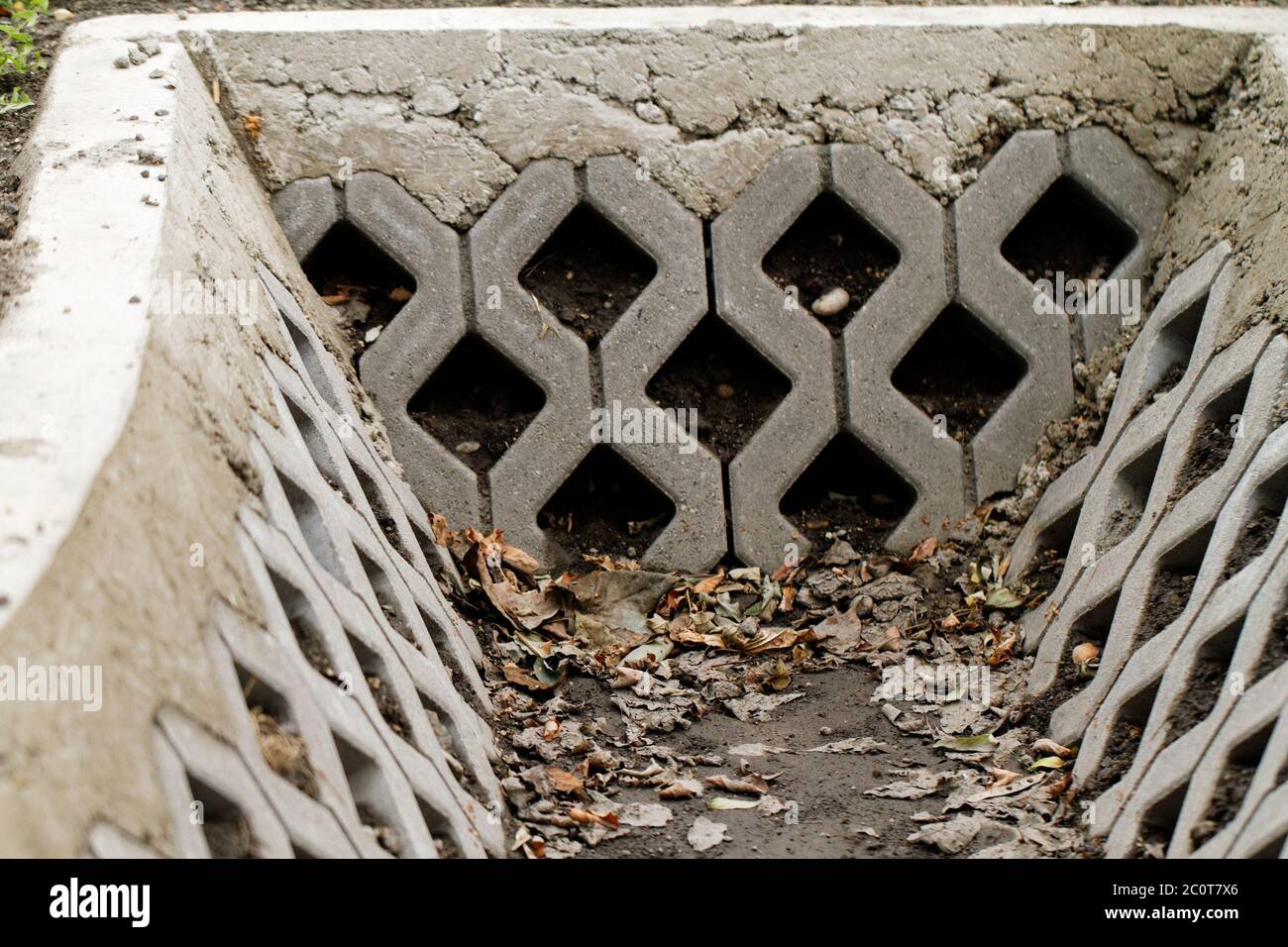 Foto di un fossato accanto alla strada Foto Stock