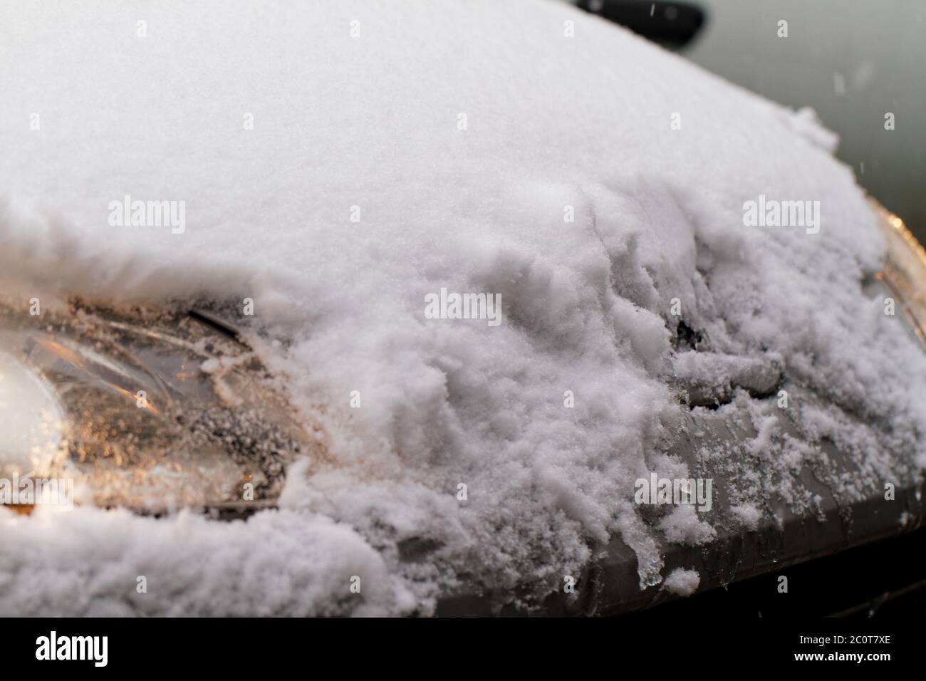 Foto del faro nevoso di un'auto Foto Stock