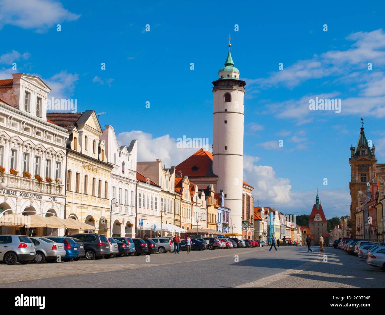 Piazza della Pace con la Torre bianca di Domazlice in giornata di sole, Repubblica Ceca Foto Stock