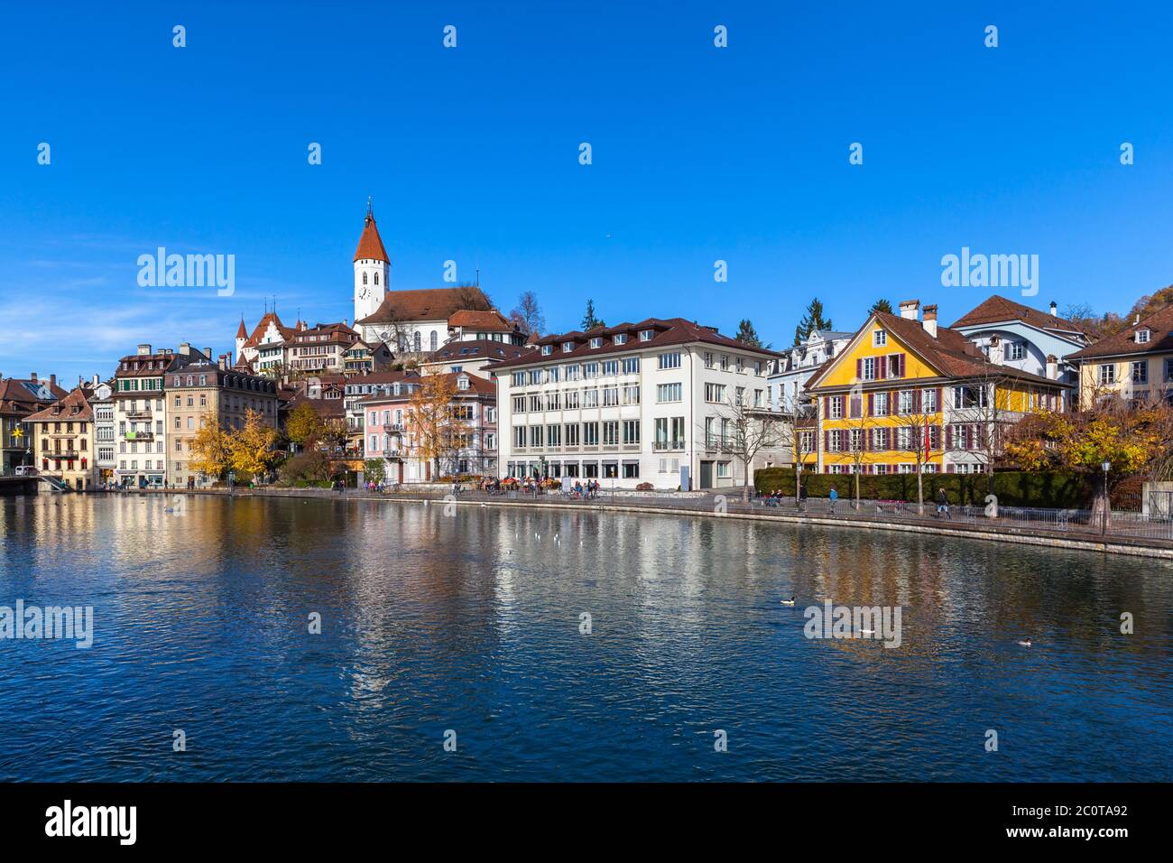 Splendida vista sulla città vecchia di Thun dal fiume Aare in autunno, Canton Berna, Svizzera. Foto Stock