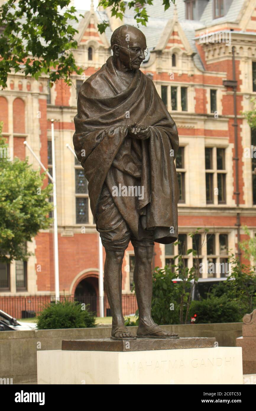 Una vista di una statua di Gandhi presso la Piazza del Parlamento. Le autorità hanno imbarcato monumenti e statue a Londra, soprattutto a causa del loro legame passato alla schiavitù in previsione del possibile vandalismo con organizzazioni di estrema destra e dimostrazione di Black Lives Matter in programma per questo fine settimana. Foto Stock