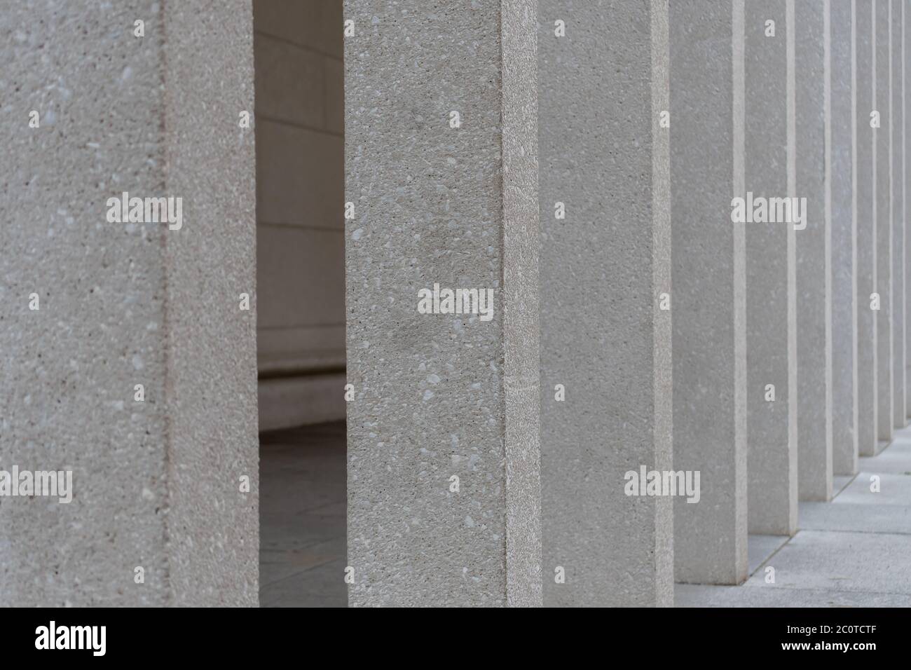Architettura di fondo, esterno vuoto con colonne in cemento Foto Stock