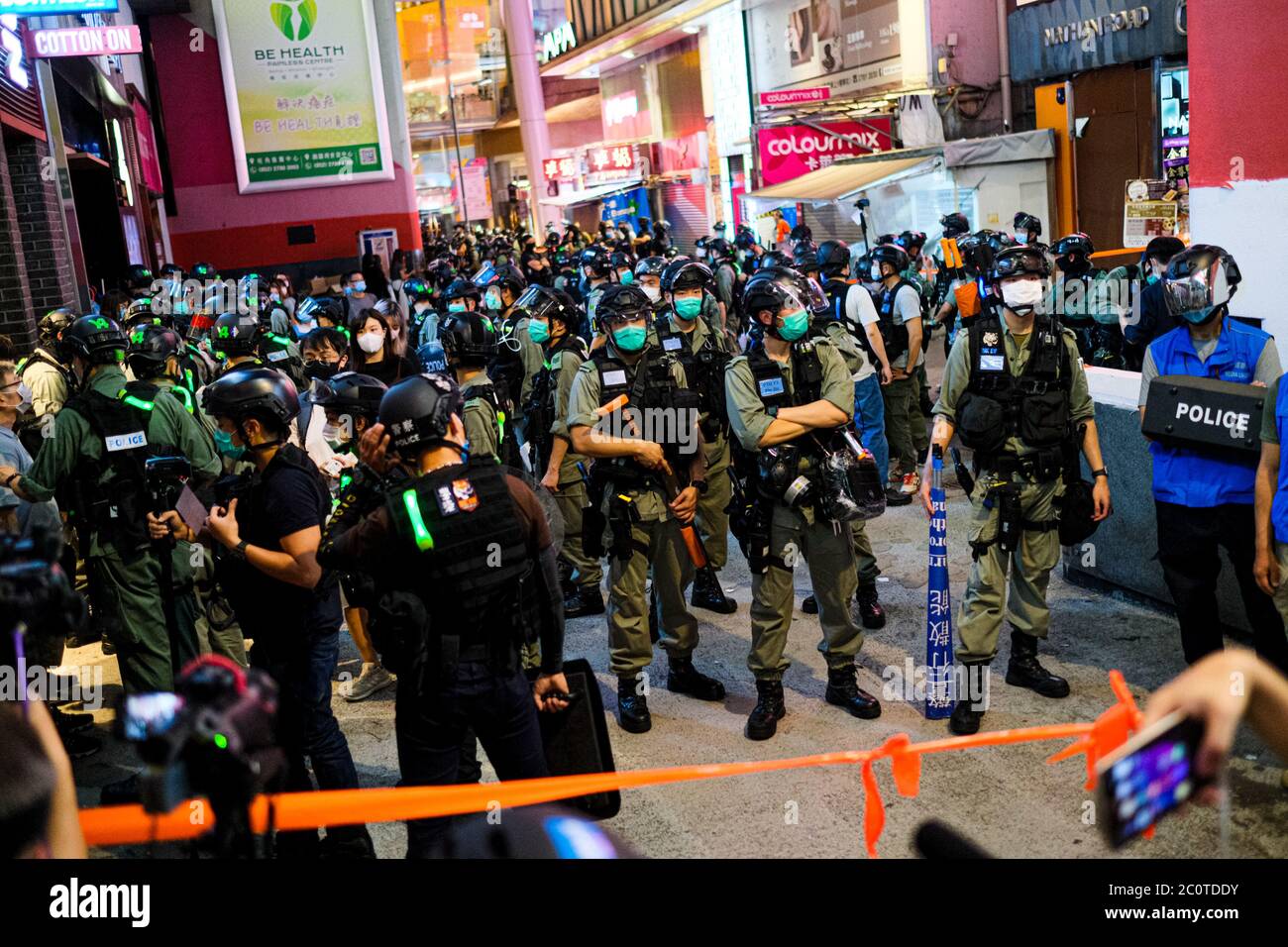 Hong Kong, Cina. 12 giugno 2020. La polizia di Riot arriva e disperde le persone che si riuniscono per strada come il primo anniversario del più controverso disegno di legge a Hong Kong. Credit: Keith Tsuji/ZUMA Wire/Alamy Live News Foto Stock