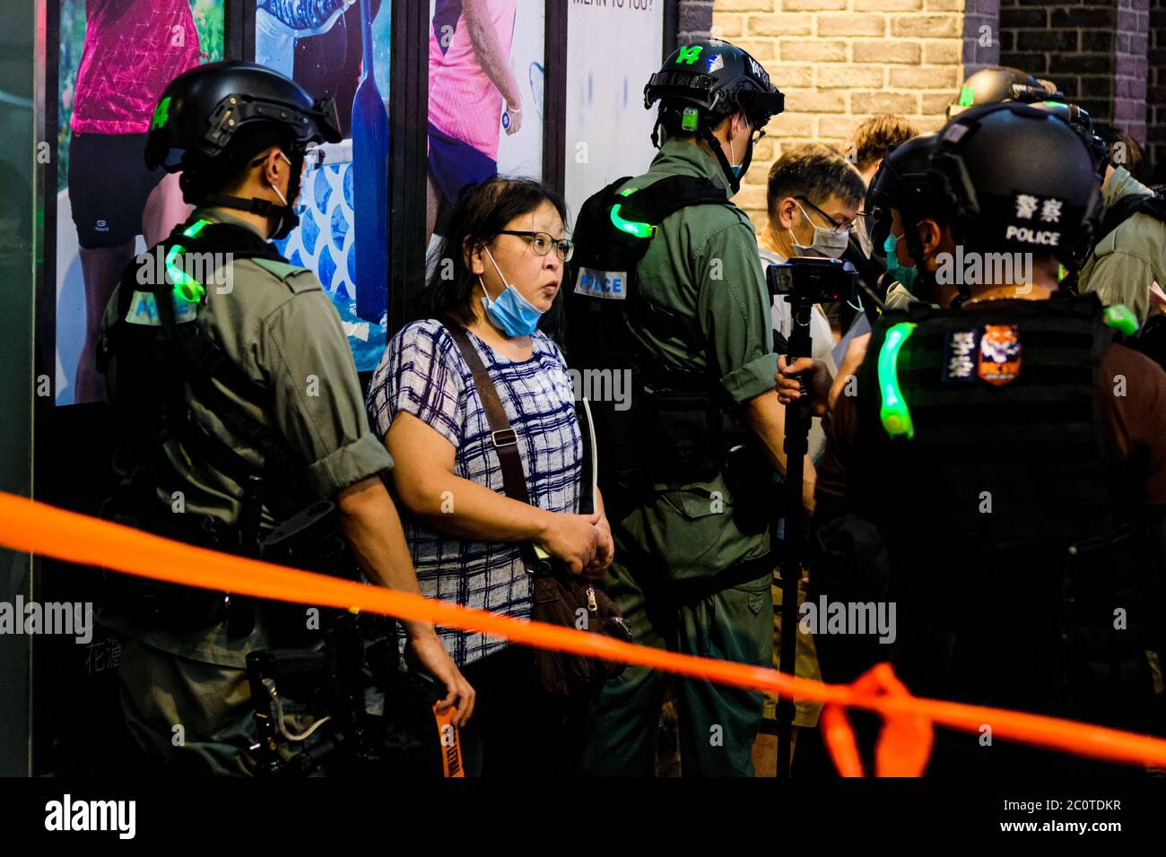 Hong Kong, Cina. 12 giugno 2020. La polizia riota arriva, disperde e domanda le persone che si riuniscono per strada come il primo anniversario del più controverso disegno di legge a Hong Kong. Credit: Keith Tsuji/ZUMA Wire/Alamy Live News Foto Stock