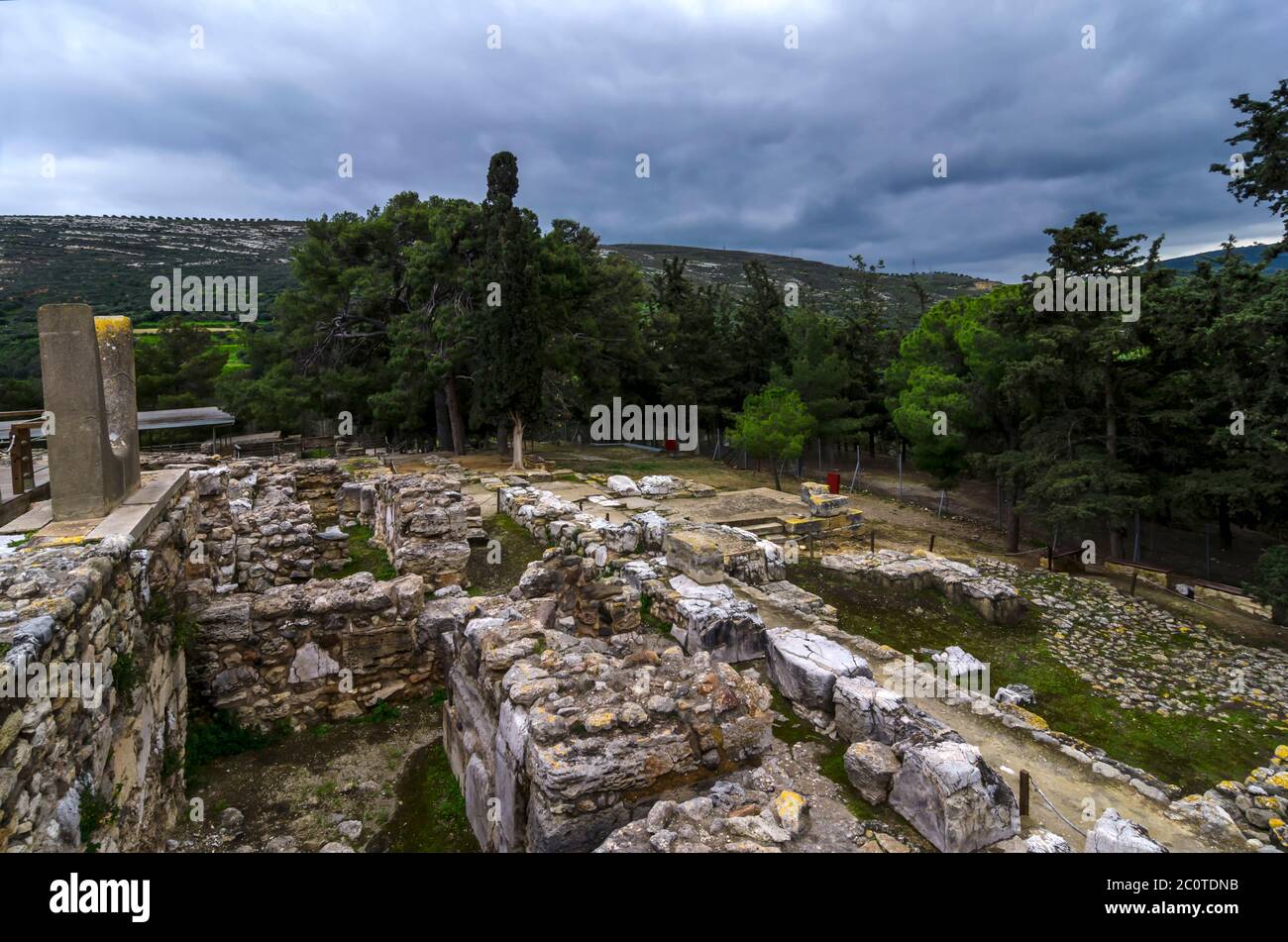 Palazzo di Cnosso, Creta / Grecia. Vista sul sito archeologico di Cnosso nella città di Heraklion al tramonto. Cielo nuvoloso Foto Stock