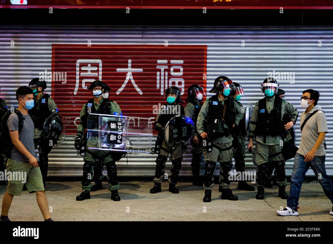 Hong Kong, Cina. 12 giugno 2020. La polizia di Riot arriva e disperde le persone che si riuniscono per strada come il primo anniversario del più controverso disegno di legge a Hong Kong. Credit: Keith Tsuji/ZUMA Wire/Alamy Live News Foto Stock