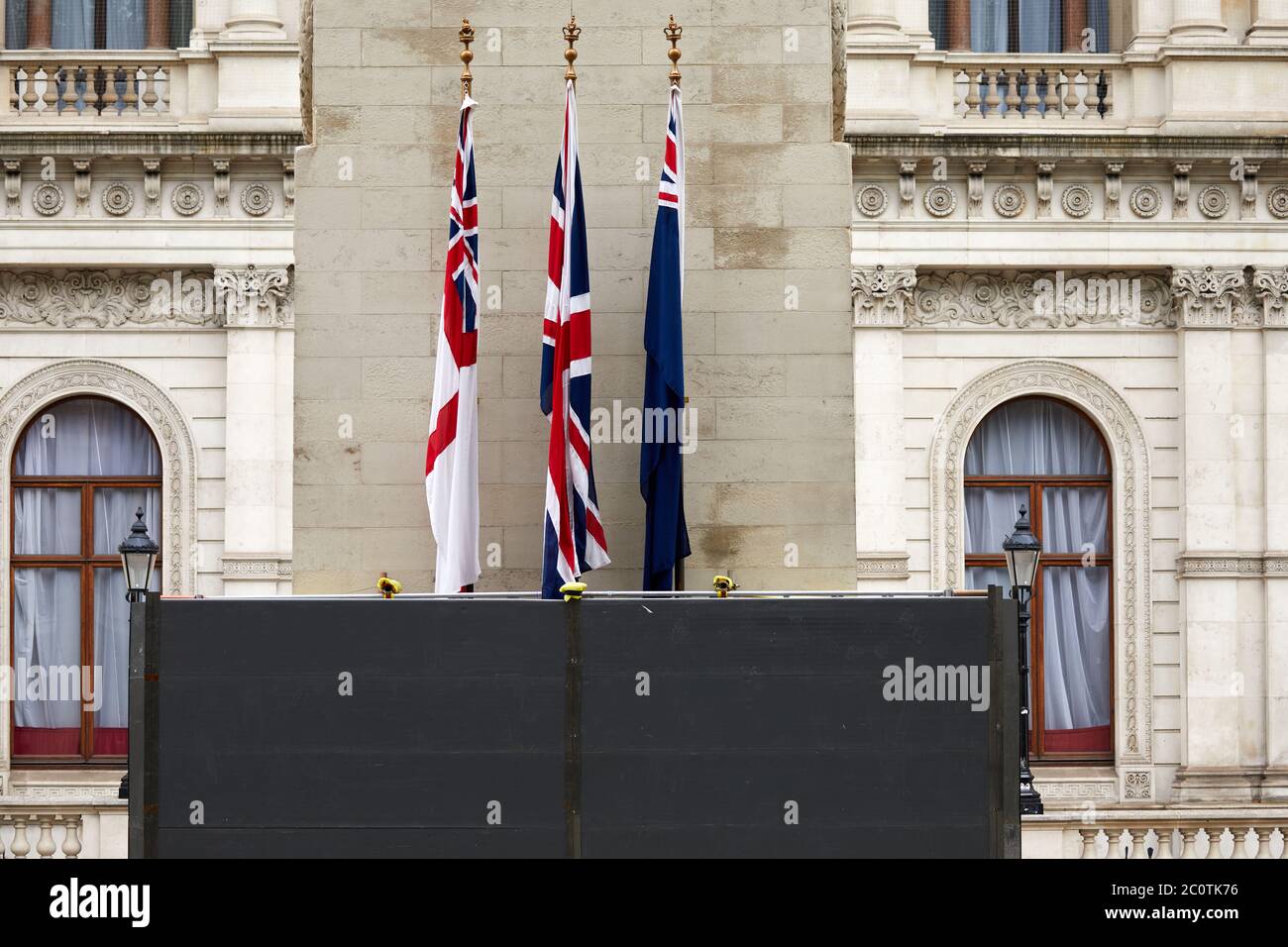 Londra, Regno Unito. - 12 giu 2020: Il monumento Cenotafh a Whitehall è parzialmente imbarcato in seguito ai recenti attacchi contro di esso durante le proteste di BlackLivesMatter. Foto Stock