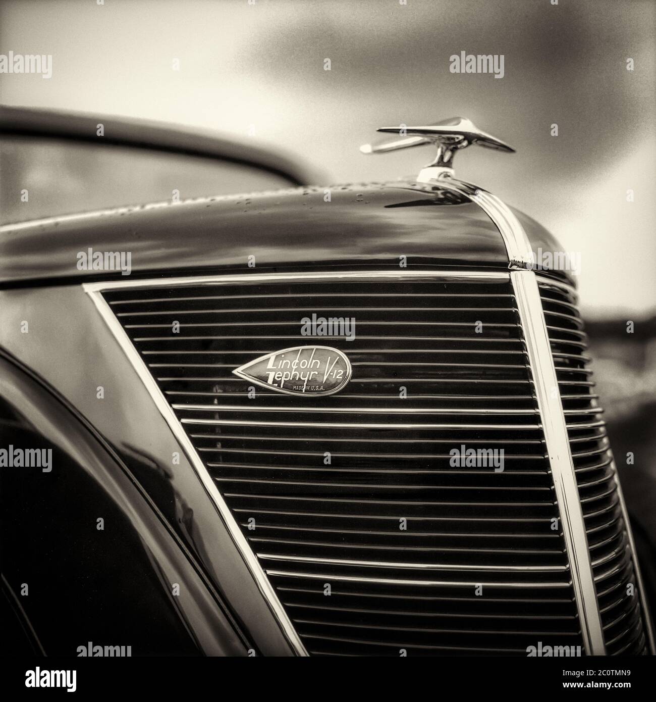 Lincoln Zephyr V12 1936-1937 primo piano griglia, stemma e cappuccio emblema o mascotte. Foto Stock